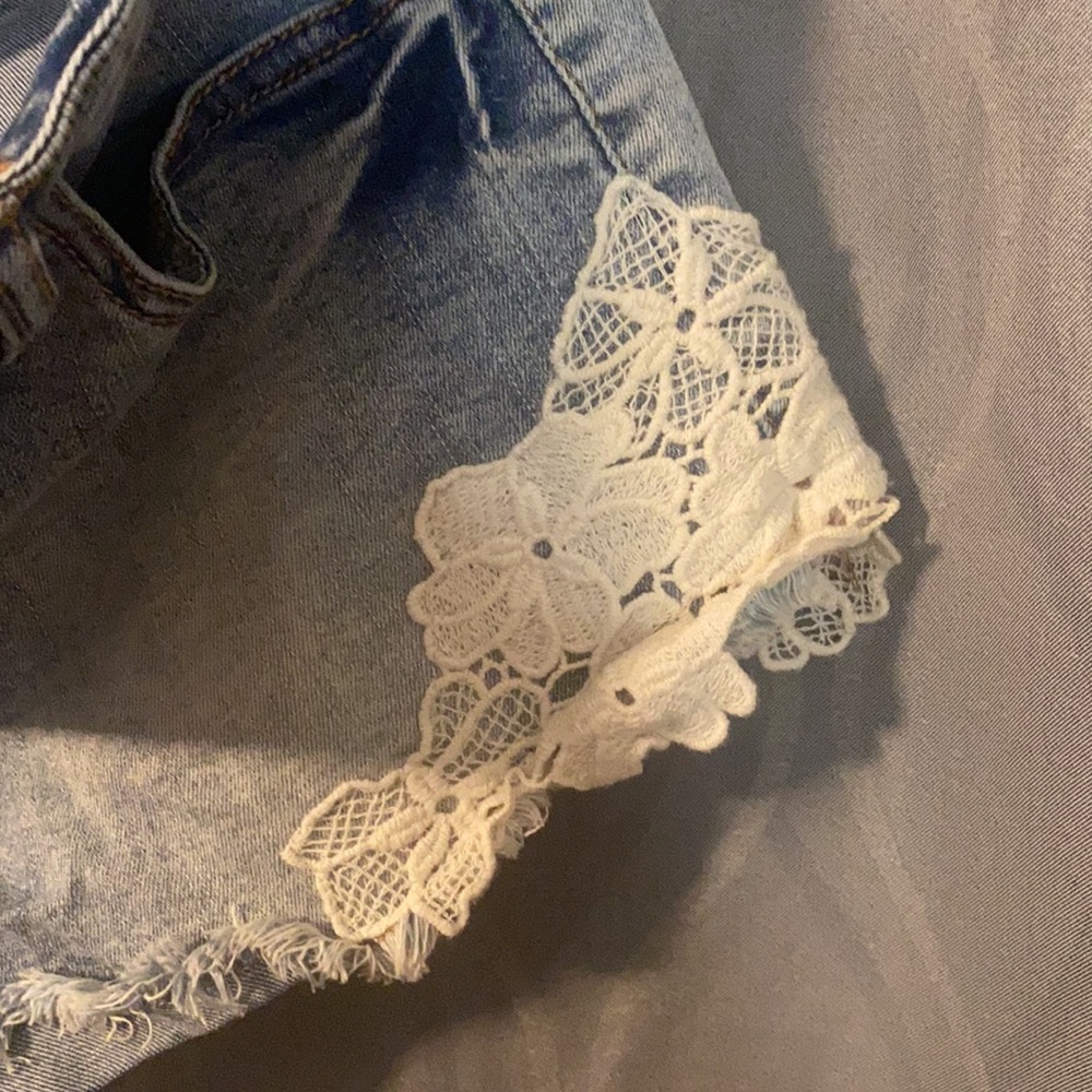DISTRESSED SHORTS W/ FLORAL SIDES | SIZE 12 - Picture 4 of 5